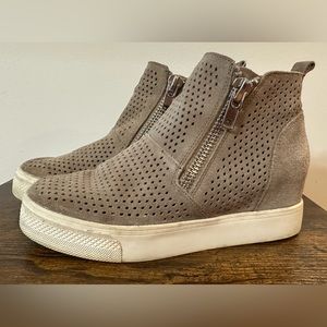 Steve Madden Suede Tan Wedgie-P Size 6.5